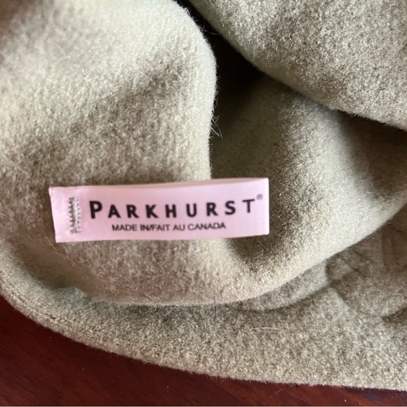 WINTER HAT - 100% wool hat with sewn large, lovely flower. - Picture 5 of 6